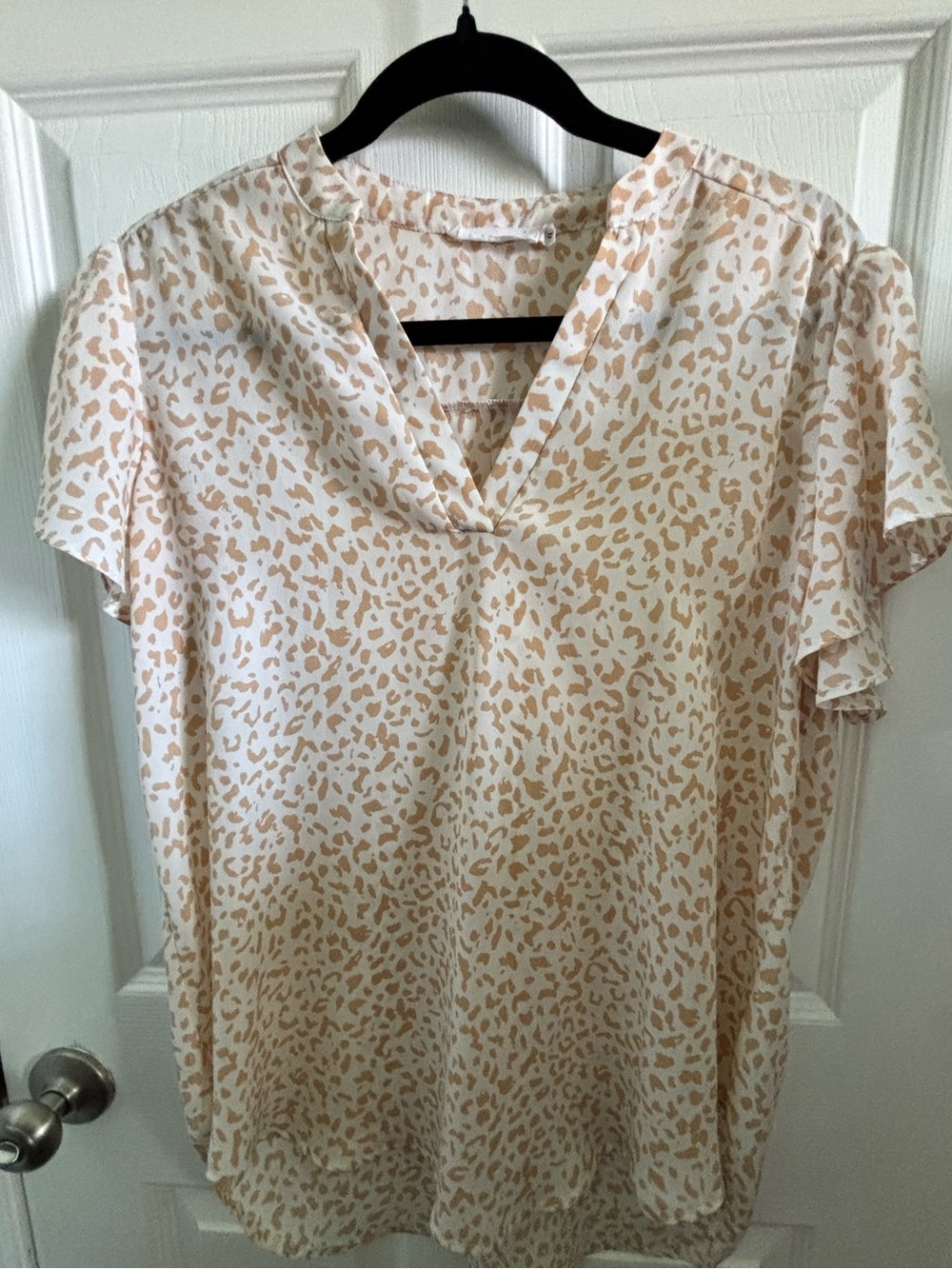 😍Lush Cream and Tan Leopard Print Flutter Sleeve Blouse Size medium
